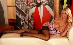 Viv Thomas invite you to explore xxx pictures featuring Lexi Lowe unveiling sexy body