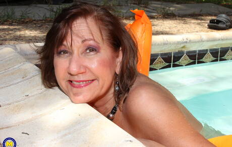 Mature NL offers a free picture gallery with teen miss in masturbating with sex toy